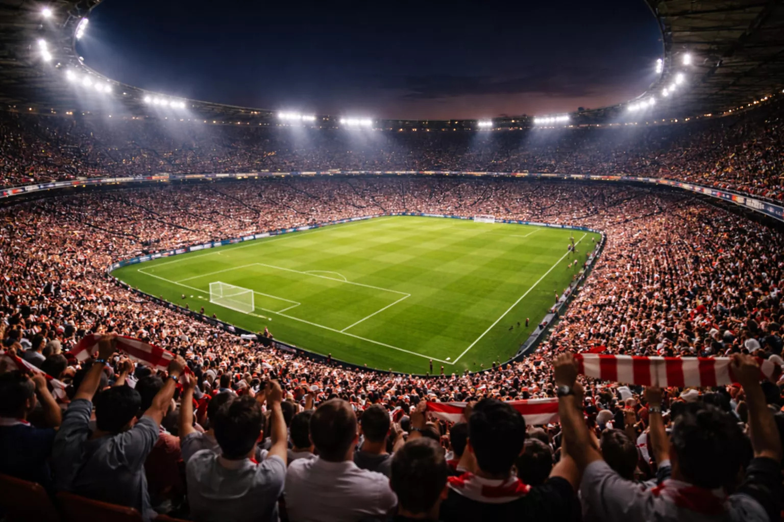 Estadio de fútbol español lleno de público con el campo de césped iluminado durante un partido nocturno de LaLiga