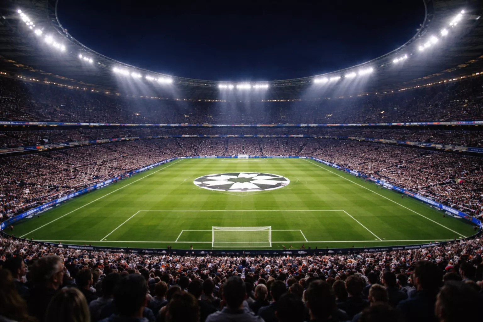 Campo de fútbol iluminado por focos en una noche de Champions League con el césped impecable y las gradas llenas