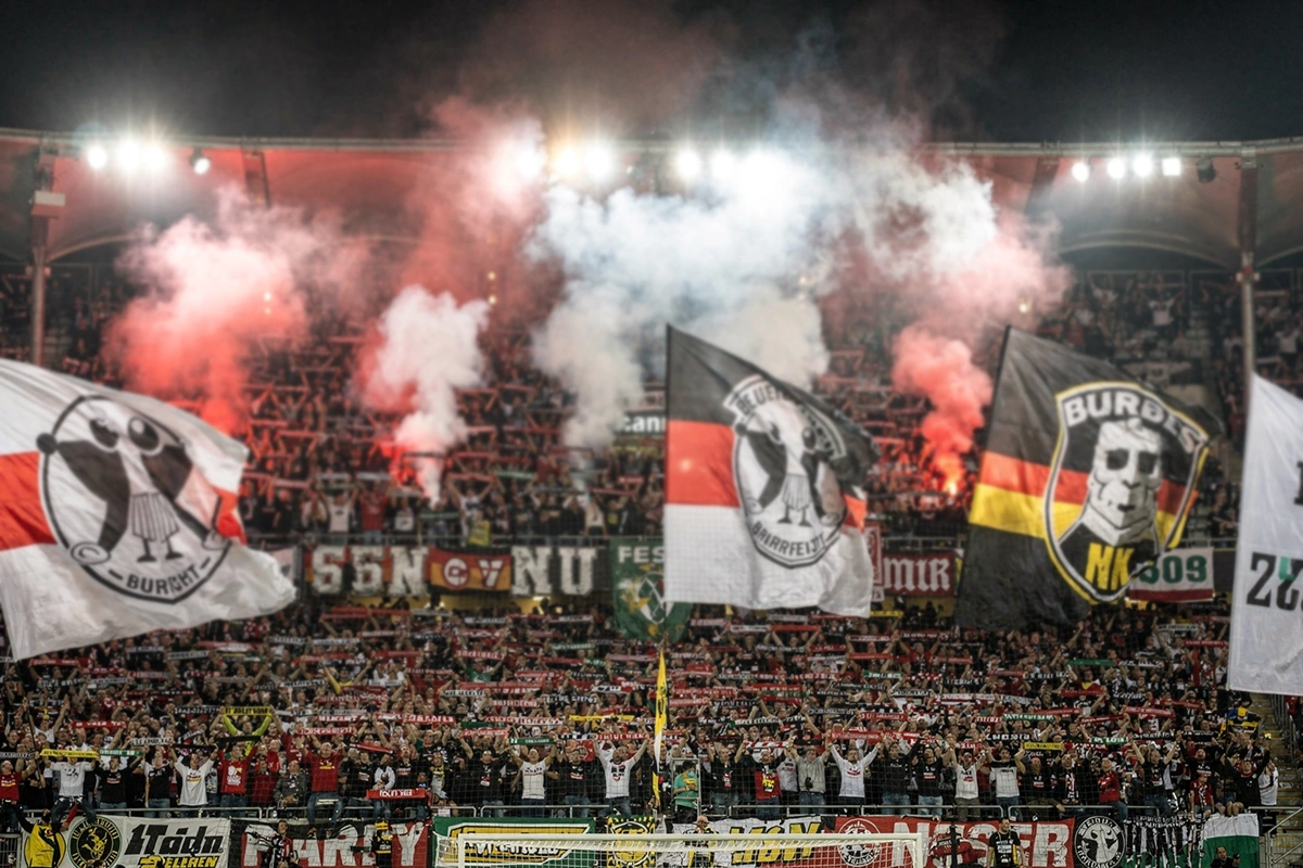 Grada de estadio alemán repleta de ultras con banderas y coreografías