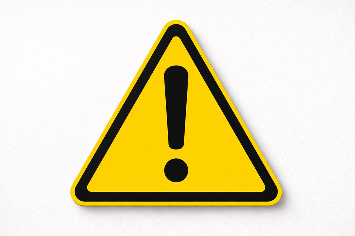Señal de advertencia triangular amarilla sobre fondo neutro